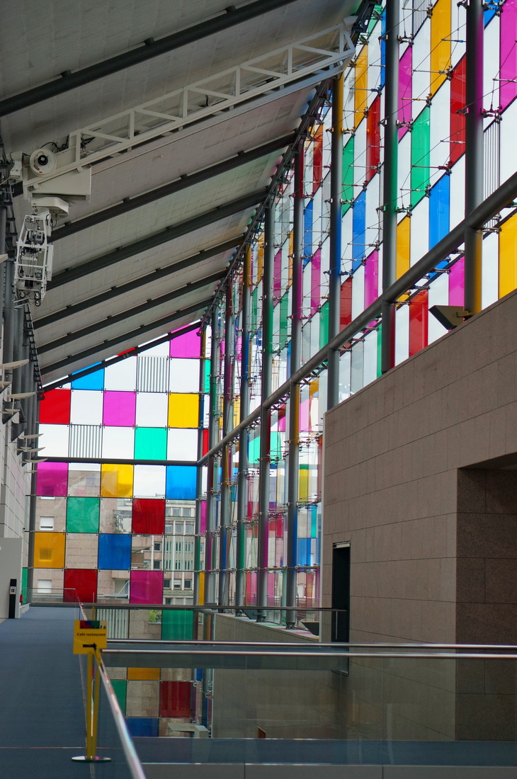 musée d'art moderne strasbourg; strasbourg; musée strasbourg; façade verre; carreaux de verre; vitraux de couleur