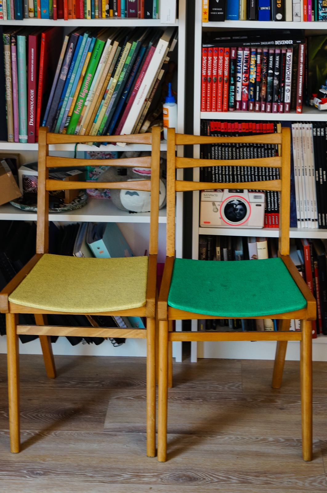vide-grenier paris, vide-grenier, brocante, brocante paris, chiner paris, chaises années 60, chaises bois plastique