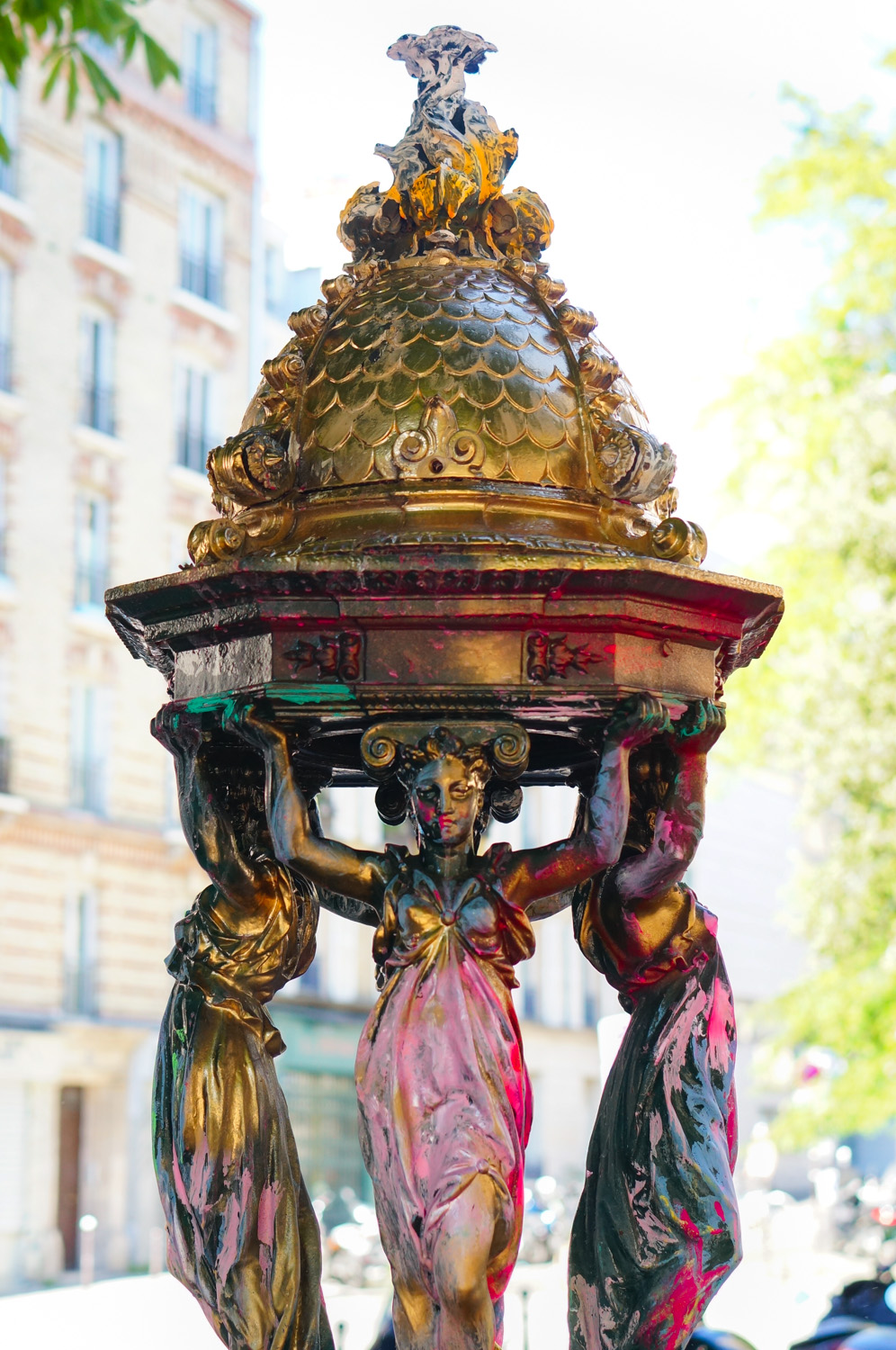 fontaine wallace customisée, fontaine wallace décorée, fontaine wallace rose, fontaine wallace dorée, fontaine wallace paris