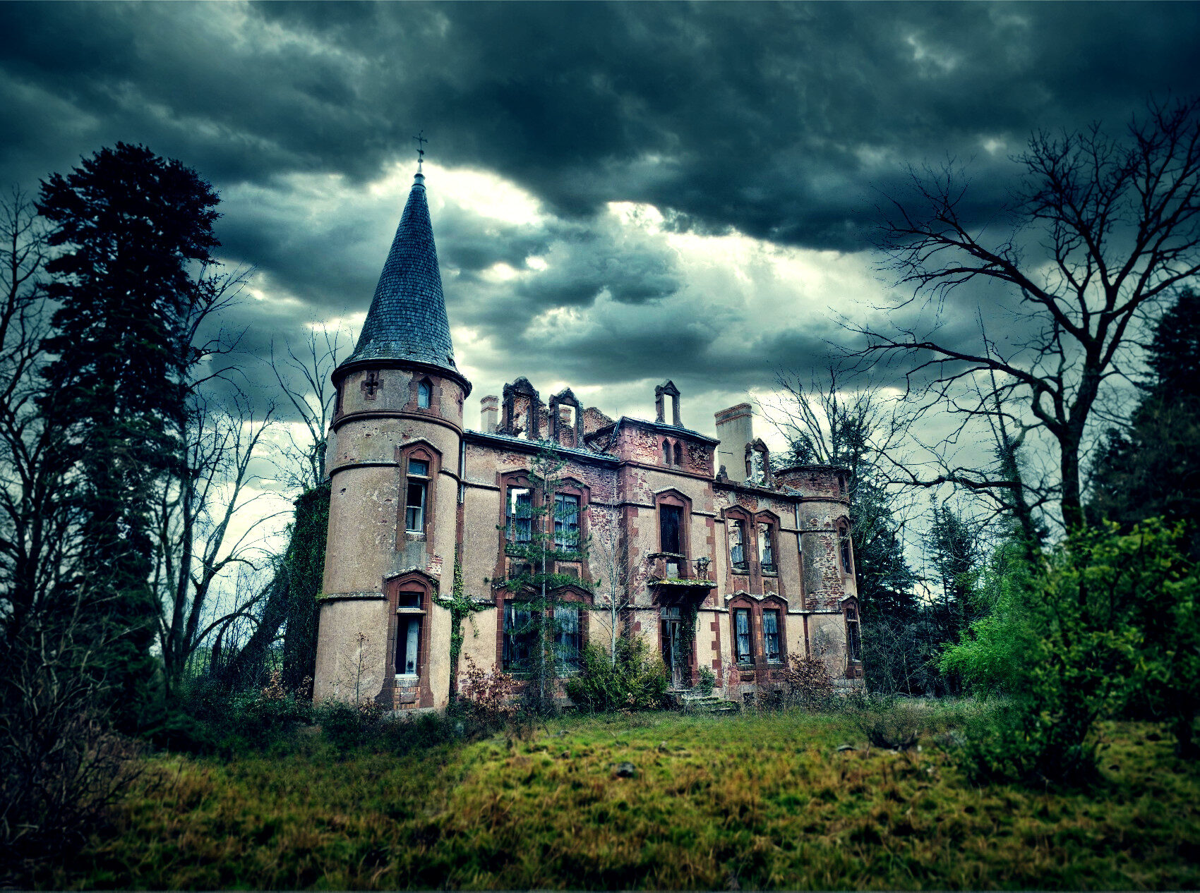 Chateau abandonn&eacute; de valtan, Liernolles