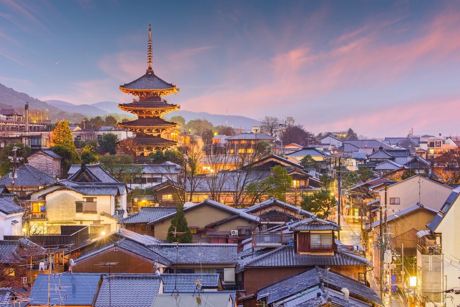 Pagode et toits de Kyoto au cr&eacute;puscule